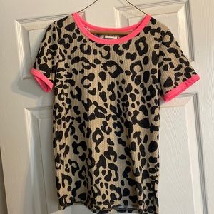 Super cute cheetah shirt